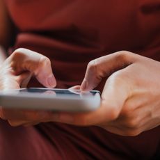 Quelqu'un scroll sur son téléphone portable.